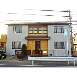 外壁塗装
仮設足場設置・解体（飛散防止ネット込）
高圧洗浄100Kg/㎠
開口部養生、土間廻り養生、小物養生
剥脱部、脆弱部ケレンおよびモルタル補修
モルタル補修部模様合わせ吹き付け
下塗り（1回塗）
中・上塗り（2回塗）

軒天塗装
破風板塗装（模様合わせ含む）
雨樋塗装
磁器タイル部クリヤー塗装
水切り塗装
ラティス防腐剤塗装※無料サービス
シャッターBOX・スラット塗装
バルコニー手すり防水シール
換気フード・照明具・その他配管等小物塗装※無料サービス
ベランダFRP防水トップコート塗装

屋根塗装
縁切り処理
下塗り（2回塗）
上塗り（2回塗）

付帯
板金部　補修
板金部　下塗り