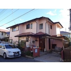 外壁塗装工事
高圧洗浄
開口部養生、土間廻り養生、小物養生
多彩サイディング目地部１cmカット後シール工事
下塗り
上塗り（２回）

付帯工事
軒天塗装
破風板塗装
雨樋塗装
水切り塗装
窓枠塗装
木部格子塗装
霧除け塗装
玄関鉄柱塗装
照明具・その他配管等小物塗装
雨戸塗装

屋根塗装工事
下地処理、高圧洗浄
縁切り処理　タスペーサー02　シングル工法
下塗り
上塗り（２回）

付帯工事
板金部分釘打ち替え、釘頭・ジョイント部シーリング処理
板金部下塗り