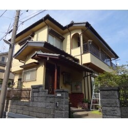 外壁塗装工事
仮設足場設置・解体（飛散防止ネット込）
高圧洗浄※脱着可能な雨戸の裏、土間、ベランダ等サービス
開口部養生、土間廻り養生、小物養生
防火パネル目地部打替え工事（撤去、マスキング、プライマー、シール打）
外壁クラック処理（Vカット、コーキング処理）
下塗り（１回塗）
上塗り（２回塗）

付帯塗装・その他工事	
軒天塗装
破風板塗装　 　
雨樋塗装
霧除け塗装
木製窓枠塗装
木製戸袋塗装
壁押え板金部塗装
ベランダ鉄柵塗装
その他配管等小物塗装
雨戸塗装
シャッターBOX塗装　※BOX部のみ
妻側破風板の板金被せ工事