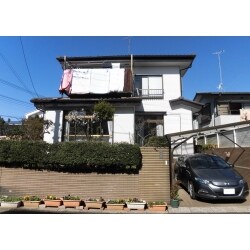 外壁塗装基本工事
高圧洗浄
下地調整（ケレン作業）
開口部養生、小物養生
外壁補修工事（コーキング撤去・打ち替え・増し打ち）
下塗り
中塗り（2回）
上塗り

付帯塗装工事
軒天塗装
破風板塗装
雨樋塗装
水切り（壁押さえ）塗装
窓木枠塗装
その他配管等小物塗装
出窓・霧除け天板塗装
エアコンホース蛇腹取換え

屋根補修工事
屋根ビス補修・棟ジョイント部コーキング処理・一部塗膜剥がれ補修