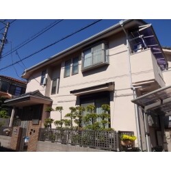 外壁塗装
カーポート屋根材脱着工事
仮設足場設置・解体
高圧洗浄
開口部養生・土間廻り養生・小物養生
外壁クラック処理（Ｖカット工法+コーキング充填+パターン付け）
下塗り
上塗り（2回）

付帯塗装
軒天塗装
破風板塗装
雨樋塗装
霧除け塗装
出窓天板塗装
シャッター塗装
基礎塗装
ベランダトップコート塗替え
エアコンホース及びその他配管等小物工事
壁押え板金塗装
換気棟塗装
瓦釘コーキング処理、漆喰詰め処理、トップライト周り板金塗装及びコーキング処理