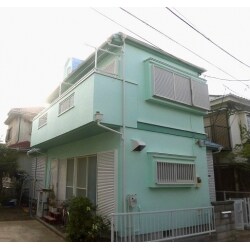 外壁塗装工事
仮設足場設置・解体
高圧洗浄
開口部養生・小物養生
外壁クラック補修
下塗り
上塗り（2回）

付帯塗装工事
雨樋塗装
水切り塗装
霧除け塗装
ベランダ笠木塗装
その他配管等小物塗装

屋根塗装工事
下地調整、高圧洗浄
縁切り処理及びタスペーサー02挿入作業
下塗り
上塗り（2回）

付帯塗装工事
板金部分　釘打ち込み、釘頭・ジョイント部シーリング処理
板金部下塗り　