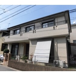 外壁塗装基本工事
仮設足場設置・解体
高圧洗浄
養生
外壁補修・下地調整
目地部コーキング打ち替え
サッシ周りコーキング増し打ち
下塗り
上塗り（２回）

付帯塗装工事
軒天・破風板塗装
雨樋一部補修・塗装
水切り・窓周り・幕板塗装
その他配管等小物塗装

屋根塗装基本工事
下地調整・高圧洗浄
縁切り処理及びタスペーサー挿入
割れ屋根材コーキング補修
下塗り
上塗り（２回）

屋根塗装付帯工事
板金部分　釘打ち込み、釘頭・ジョイント部シーリング処理
板金部下塗り
雪止め新設工事
アンテナ除去工事
