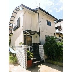 外壁塗装基本工事
仮設足場設置・解体
高圧洗浄
開口部養生・土間廻り養生・小物養生
小壁クラック処理
小壁塗装工事（２回塗）
金属外壁部塗装　下塗り　
上塗り（２回塗）
付帯塗装工事　各部下処理、補修、下塗り（1～3回塗）
軒天腐食部及び腐食木材交換・塗装
破風板板金巻き・塗装
雨樋、出窓、鉄製庇塗装
木製戸袋、窓枠塗装
木製垂木、玄関上庇部分板金巻き
その他小物塗装

下屋根折半屋根塗装基本工事
高圧洗浄
下地調整（錆研削、不純物除去）
下塗り　
上塗り　２回塗

２階金属屋根部分補修工事
既存塗膜剥離部分補修塗装
棟板金継ぎ目シーリング補修
棟板金釘頭シーリング補修