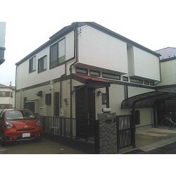 外壁塗装基本工事
仮足場設置・解体
高圧洗浄
開口部養生、土間廻り養生、小物養生
外壁クラック処理
サイディング部・モルタル部シーリング打ち替え、増し打ち工事
下塗り
中塗り（２回塗）
上塗り

付帯部補修・塗装工事
軒天・幕板・破風板・雨樋・水切り・霧除け・戸袋・雨戸、その他配管小物塗装
玄関前木柱塗装
ベランダ笠木塗装
ベランダウレタン防水工事

屋根塗装基本工事
下地調整、高圧洗浄
縁切り及びタスペーサー02挿入作業
割れ屋根材コーキング補修
下塗り
上塗り（２回塗）

屋根塗装付帯工事
板金部分　釘打ち込み、釘頭・ジョイント部シーリング処理
板金部下塗り



