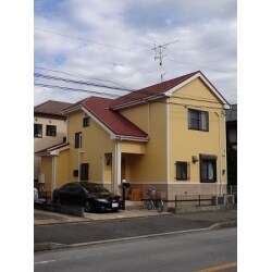 【外壁塗装】
【屋根カバー工法】
【付帯塗装】
軒天、破風板、化粧板、雨樋、水切り、シャッターＢＯＸ、エアコンホースその他配管等小物塗装工事
【シーリング工事】
目地部＝打ち替え、窓周りシール表層劣化部＝増し打ち