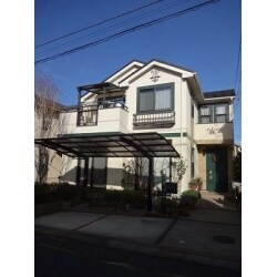【外壁塗装 】
ひび割れクラック補修
【屋根改修工事（カバー）】
棟板金撤去、雪止め切断
防水型全面粘着型ルーフィング貼り
屋根材本体取付け
改修用唐草Ｄ、ケラバ水切り、改修用壁押さえＤ、棟包みＤ、換気棟、換気棟用エンドキャップ、雪止め取付け
棟・釘頭・ジョイント部等シーリング 処理
【付帯塗装】
軒天、破風板、幕板、霧除け、窓枠及び化粧枠、雨樋、シャッターＢＯＸ及びスラット部、照明具・ポストその他小物塗装
【ベランダ防水】