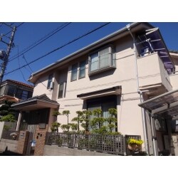 【外壁塗装】
【ベランダトップコート塗替え】
【外壁クラック処理】
【付帯塗装】
軒天、破風板、雨樋、霧除け、出窓天板、シャッター、基礎、エアコンホース及びその他小物
壁押え板金塗装、換気棟塗装、瓦釘コーキング処理、漆喰詰め処理、トップライト周り板金塗装及びコーキング処理