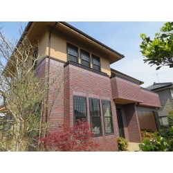 【外壁塗装 】
【付帯補修・塗装】
軒天、破風板、幕板、雨樋、雨戸及び戸袋、ベランダＦＲ防水トップコート、屋根補修
【外構補修・塗装】
既存吹付スタッコ部塗替え、タイル貼り直し及び交換工事
ガレージ上ＦＲＰ防水層ウレタン重ね防水工事
ガレージシャッター塗装
【シーリング工事】
目地部打替え
サッシ周り、幕板上場シール増し打ち
納屋
【外壁塗装】
【屋根塗装】
【付帯補修・塗装】
軒天、破風板、雨樋塗装