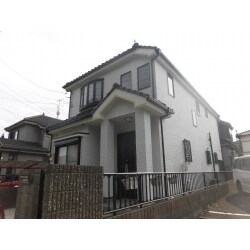 【外壁塗装】
釘頭パテ処理・コーナー部パテ処理・欠け部分補修
【付帯塗装】
防火造り（軒天・破風板）塗装工事
屋根釘浮き・漆喰補修
雨樋、出窓及び霧除け天板、水切り、戸袋塗装工事
ベランダ防水シーリング及びトップコート
各配管・照明など小物塗装工事及びシール工事
右側塀塗装工事
【シーリング工事】
目地部＝打替え
サッシ周り、幕板上場シール＝増し打ち工事
