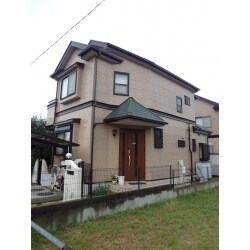 【外壁塗装】
下地調整（クラック補修、サイディング浮き部固定）
【付帯塗装】
軒天、破風板、幕板、雨樋、霧除け及び出窓天板、水切り、各配管・照明など小物塗装工事
【屋根塗装】
下地調整
タスペーサー02挿入（シングル工法）
クラック（ひび割れ）コーキング補修
【その他工事】
門塀塗装
軒天と外壁の取り合いシーリング工事
ウッドデッキ解体及び一部交換工事
【シーリング工事】
目地部＝打替え工事
窓周りシール＝増し打ち工事