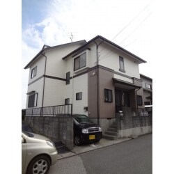 【外壁塗装】 
目地部＝打替え 
窓周りシール表層劣化部＝増し打ち 
サイディング下地処理 
【付帯塗装】 
軒天、破風板、雨樋、水切り、霧除け、エアコンホース及びその他配管等小物塗装工事 
幕板板金巻き工事 
玄関上庇軒交換 
【屋根塗装】 
下地調整 
タスペーサー02挿入（シングル工法）