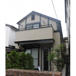 【外壁塗装】
下地調整（コーナー部パテ補修、クラック補修）
【屋根塗装】
【付帯塗装】
軒天、破風板、雨樋、霧除け、水切り、幕板、シャッター、各配管・小物塗装工事
正面縦化粧板塗装及び取り合い部コーキング工事
サッシ周りコーキング工事
【その他工事】
アンテナ撤去
樋破損部一部補修
網入り窓及び天窓交換
雪止め未設置面取付け