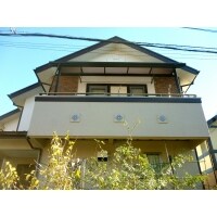 鮮やかなブルーのタイルがポイントの家