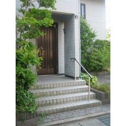 ご家族からのご要望で、玄関ポーチに手すりを付けました。