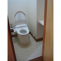 昔ながらの洗面とトイレを入れ替え、コンパクトな収納を追加した洗面に、壁と床のクロスも張り替え清潔感のあるスペースになりました。