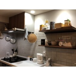 壁にタイルを貼る