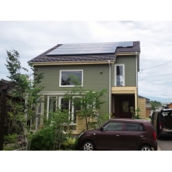 外壁と屋根の塗装を替え、太陽光発電設備を設置しました。
見た目と利便性が一新され、より長く住んでいただける住宅となりました。