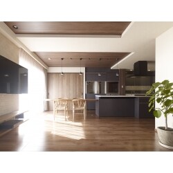 自然光の入り方を利用し、アクセントの壁紙や建具をご提案しました。