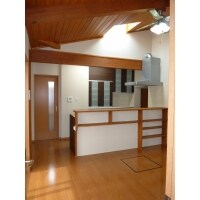 LDKの吹き抜けに天窓より陽が入り、風通る温かい住まい