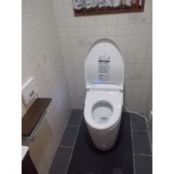 温水洗浄暖房便座が壊れたので便器を取替えしました。