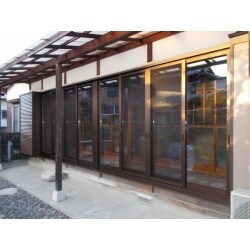 木製サッシが寒く、開閉がしにくいので雨戸付引違戸に取替えしました。