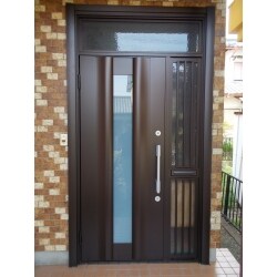 既設ドアと同じ意匠で既設枠を覆うように施工しました。