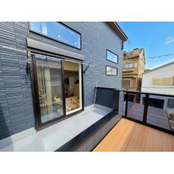 LIXILのバルコニー「ビューステージHスタイル（柱建て式）」です 。
 サイズは「2間×6尺（幅約3.6m×奥行約1.8m）」という非常にゆとりのあるサイズを選定 。