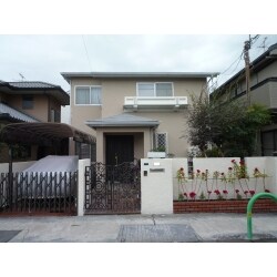 外壁と屋根共に遮熱塗料で塗装工事をしました。塀はベルアートのトラバーチンで塗装しました。