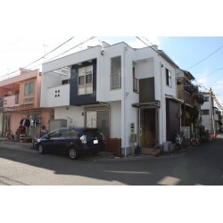 外壁・屋根を遮熱塗料で塗装
アクセント色はお気に入りの色で塗装しました。