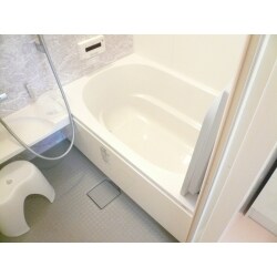 LIXILアライズ　1216サイズ　　壁パネル色　グリジオセラドン　浴槽色　ホワイト
段差解消・手すり設置・高断熱浴槽使用