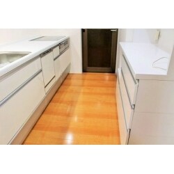 キッチン、洗面台の取り替えリフォームと、全面的に床をフローリングに貼り換えました。