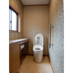 広いトイレを最高級の便器と輸入の壁紙で心地よく利用できる空間にリフォームしました。