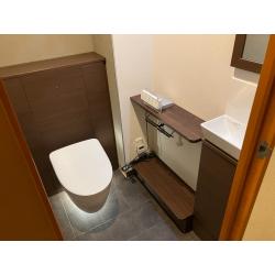 便器が床から浮いている、いま人気の形のトイレです。