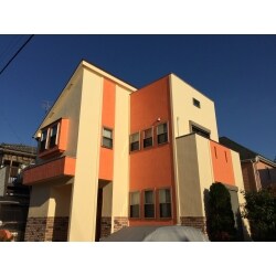 窓廻り等、シーリングで防水処理の後、屋根・外壁ともシリコン樹脂塗料で塗装。屋根は遮熱塗料を使用しました。
