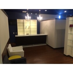 お施主様のこだわりである、濃紺の天井色は深海をイメージしており、来店されたお客様が落ち着きと安らぎを感じられる空間になりました。