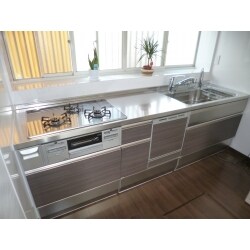 クリナップのS/Sのキッチンに交換させて頂きました。カビ、錆び、ニオイを寄せ付けない
ワークトップだけでなくキャビネットからステンレスでつくりあげているから、丈夫で汚れやニオイが染み込まず、いつまでも清潔さをキープ。まさに質実剛健なキッチンになりました。