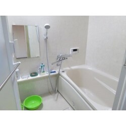 必要以上の機能は減らして金額をなるべく抑えたプランをご提案させていただきました。洗面台は既存のカウンタータイプよりサイズを小さくして隙間に他のものを収納するスペースを作りました。トイレは汚れを拭きやすくするためにキッチンパネルを腰壁のように貼りました。お掃除しやすいだけでなく高級感もアップしました。