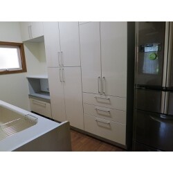 キッチンと同じ面材のカップボードは大容量ですっきりと収まります。対面キッチンなのでダイニング側から見えるのは収納です。収納量が多いのに乱雑に見えがちな扉の中が見えないのでいいですね。