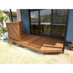 何度も工事をさせて頂いているお客様より、お庭のウッドデッキが傷んできているのでリフォームしたいとのご要望があり、工事させて頂きました。最近は人口木材のウッドデッキも人気がありますが、お客様の希望で今回は、レッドシダーの木材を使用して工事をさせて頂きました。