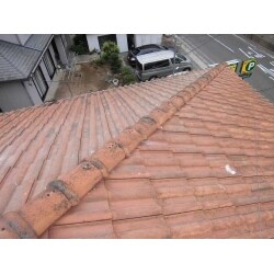 屋根瓦の棟が老朽化により脱落発生！そこで棟を一度解体し新しくしました。