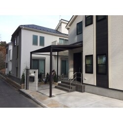 既存建築の庇が小さく、玄関で雨に濡れない屋根を。
サイズを考え、駐輪までカバー出来る設計に。
門柱もシックなテイストでアクセントもばっちり。