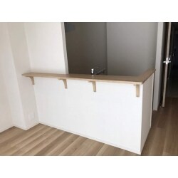 新築マンションのキッチン前カウンターを交換しました。幅と奥行きを広くして使いやすく木目のカウンターにしてナチュラルな雰囲気になりました。