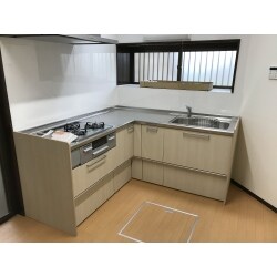 使い勝手の良いＬ型のレイアウトは変更せず、コンロはビルトインに変更・開き収納から引き出し収納システムキッチンに交換
床壁天井の仕上げも張り替えて、明るいキッチンになりました。