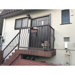 古くなった玄関ドアを交換致しました。工事は半日あればOKです。