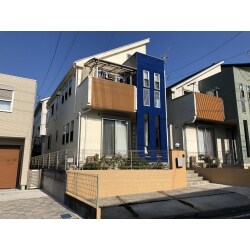 築14年、そろそろ外壁を塗り替えたいとのご要望でした。
元々、アクセント色だった部分をさらに際立たせる色にしました。