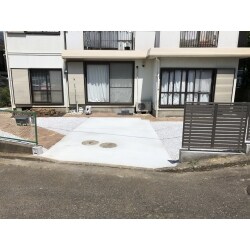 草が生い茂っていましたが、すべて取り除き、コンクリート・レンガ・砂利敷きで草が生えにくい対策をしました。