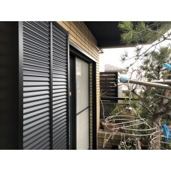 長年使用した雨戸は日焼け・汚れがついていたため、新品に交換しました。