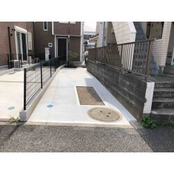 砂利道だった玄関までのアプローチ（駐車場）でしたが土の部分が表面に出てきてしまい、雨の日はタイヤが汚れたりしていました。駐車場入口から玄関までの道をコンクリート打ちにして舗装しました。