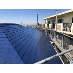 外壁と屋根塗装、そして外部補修工事を実施しました。屋根部分は、太陽光がたくさんあたる部分なので日焼けや塗装の剥がれ・劣化が多く見られます。まずは高圧洗浄で長年の汚れを落とし劣化したシーリング部分を補修し、下塗り・中塗り・上塗りの3回塗装しました。外部補修工事では、欠けてしまった門柱タイルの貼替作業を行いました。
